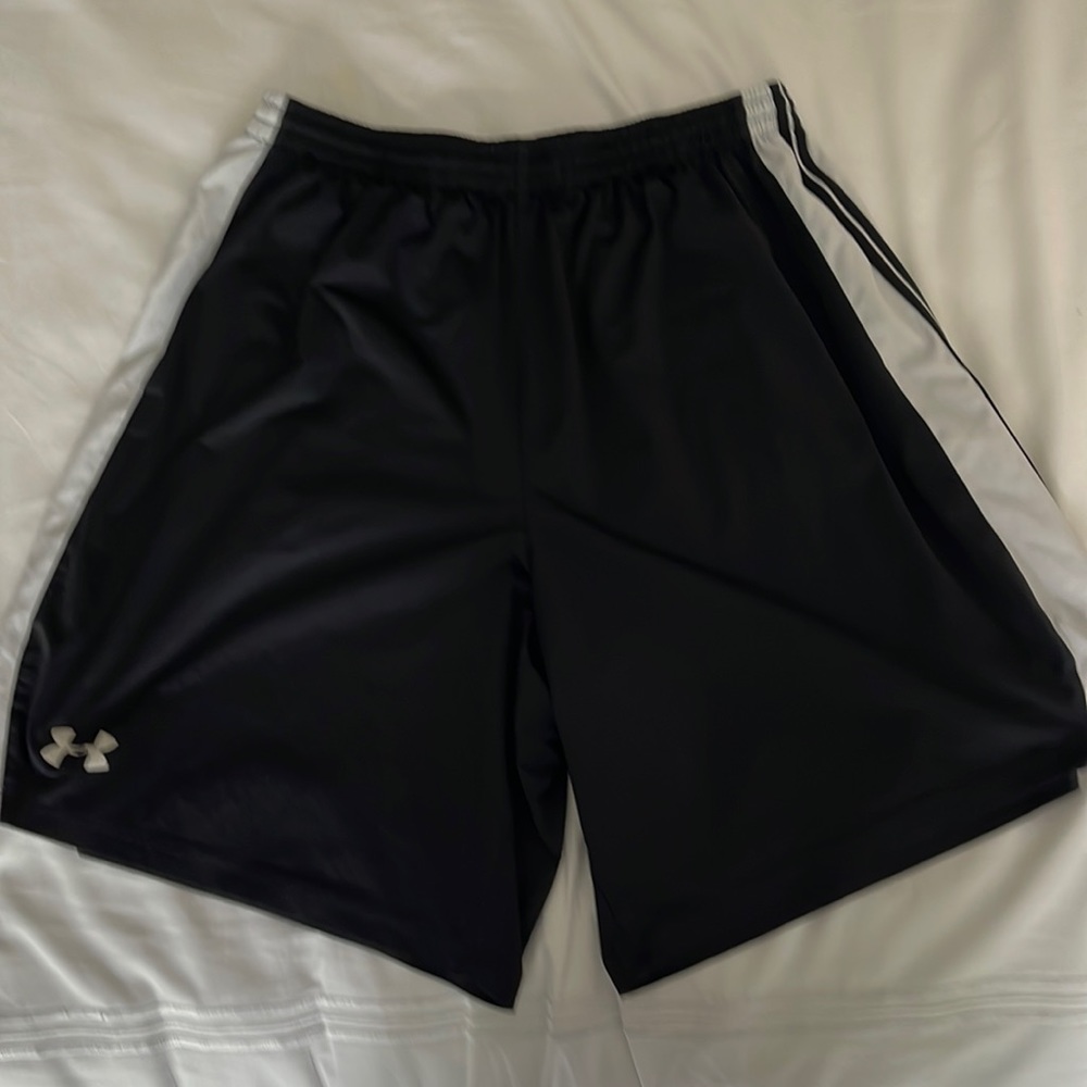 Men’s Under Armour athletic shorts in black measures 20”L and size L